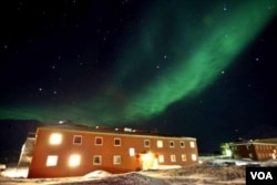 新华社发布的极光在中国黄河站上空出现的照片。据称拍摄于2008年3月10日,但美国之音无法验证其真实性。