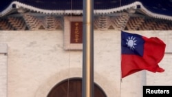 资料照:台湾台北自由广场上飘扬的台湾旗帜。