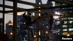 资料照:中国工人在上海一处建筑工地工作。 (2022年10月13日)