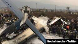 失事的ATR-72双引擎客机当天在尼泊尔中部度假城镇博克拉(Pokhara)附近被找到,机身已断裂成几节。目前得到消息是失事现场共找到68具空难者遗体。