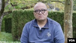 润到德国的独立艺术家杨伟东说,如果不是因为我父亲被打死了,我也不会看到这么多阴暗面的东西。 (VOA)