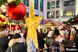 上海市民在新冠疫情施虐期间前往圣诞市场购物游玩。(2022年12月24日)