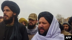 塔利班官员在阿富汗帕尔旺省观看对犯人的公开鞭笞(2022年12月8日)