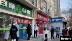 北京市民在药房外排队购买药品。(2022年12月6日)