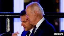 美国总统拜登与法国总统马克龙2022年11月30日在华盛顿一家餐厅外交谈。(路透社)