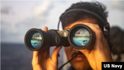 美国海军“钱斯洛斯维尔”号(USS Chancellorsville)导弹巡洋舰上的水兵在南中国海上监视周边的环境。(美国海军2022年11月29日)