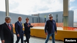 美国总统拜登(左二)2022年12月6日到亚利桑那州出席台积电建厂扩产仪式时与公司董事长刘德音交谈。(路透社)