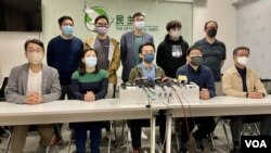 香港民主党12月3日选出新一届中委会成员,前南区区议会主席罗健熙(前排中)连任党主席 (美国之音/汤惠芸)