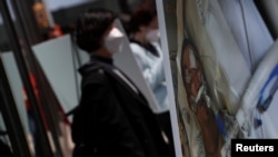 资料照片:2021年4月27日,在纽约市的一场新闻发布会上,一张照片显示,在纽约曼哈顿哈莱姆社区于2021年4月23日遭袭击的马耀潘生命垂危,在医院接受治疗。