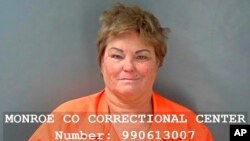 资料照片:布卢明顿警察局提供的比莉·戴维斯被拘留时拍摄的照片。她被控2023年1月11日在一辆公交车上因为一名女大学生是亚裔而用刀袭击她。