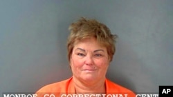 这张由布卢明顿警察局提供的照片显示,2023年1月11日,比利·戴维斯被指控在公交车上刺伤一名学生。有关官员表示,因为受害者是亚裔,戴维斯才对她袭击。