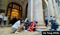 香港終審法院駁回律政司上訴許可,維持英國御用大律師Tim Owen可以代表壹傳媒創辦人黎智英國安法案件抗辯的決定,多名記者在終審法院門外即時傳送判辭內容 (美國之音/湯惠芸)