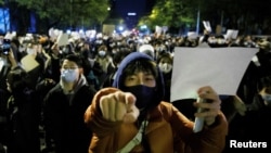 北京民众走上街头举起白纸游行抗议当局严厉的防疫封控措施。(2022年11月27日)