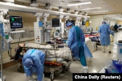 北京朝阳医院的医护人员在疫情爆发期护理ICU的重症病人。(2022年12月27日)