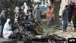 2022年12月23日,警察在伊斯兰堡自杀爆炸现场收集证据。