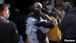 北京快递员在药房取药后准备递送。(2022年12月7日)