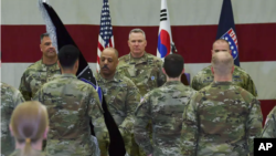 韩美联合司令官兼驻韩美军司令官保罗•拉卡梅拉(上中 Paul J. LaCamera) 在韩国平泽出席美国太空军分部成立仪式。(2022年12月14日)
