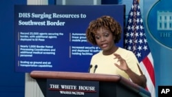 白宫新闻秘书卡琳·让-皮埃尔White House press secretary Karine Jean-Pierre)2022年12月19号在白宫每日新闻发布会上答记者问。