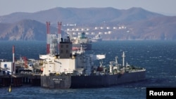 Sebuah kapal tanker pembawa minyak mentah berlabuh di terminal Kozmino di Teluk Nakhodka dekat kota pelabuhan Nakhodka, Rusia, pada 4 Desember 2022. (Foto: Reuters/Tatiana Meel)