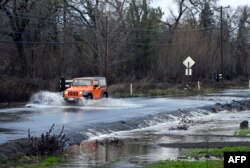 加州各地日前遭暴雨暴雪等恶劣天气袭击。(2023年1月5日)