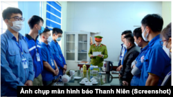 Các đăng kiểm viên tạ một trung tâm đăng kiểm tỉnh Bắc Ninh đang nghe công an đọc lênh bắt tạm giam