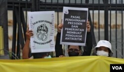 Ratusan warga mendatangi Gedung DPR Senin (5/12) siang untuk melakukan aksi penolakan pengesahan RKUHP yang terkesan membuat pemerintah anti-kritik dan membatasi hak-hak warga negara. (Foto: VOA/Indra Yoga)