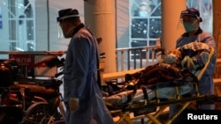 上海医护人员在运送一名病人进入医院的发热门诊。(2022年12月19日)