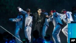 Personil BTS, Jung Kook, di acara pembukaan Piala Dunia 2022 di stadion Al Bayt, Qatar, November 2022 (dok: AP/Natacha Pisarenko)