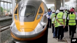 2022年10月13日工人和官员检查雅加达-万隆高铁站装置