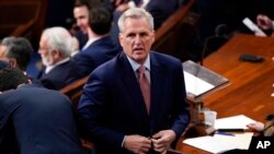 Anggota DPR AS dari Partai Republik Kevin McCarthy berdiri setelah dia gagal mendapatkan cukup suara untuk menjadi Ketua DPR yang baru pada hari pembukaan Kongres ke-118 di Gedung Capitol, Washington DC, Selasa 3 Januari 2023.