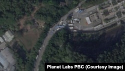 2022年12月26日,卫星图片显示广州市番禺区殡仪馆外车辆集结(来源:Planet Labs PBC)