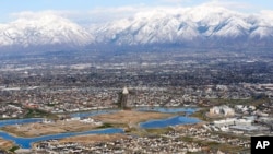 美国盐湖城郊区的居民区(2019年4月13日)。美国人口普查局说美国人口今年增加了120万。