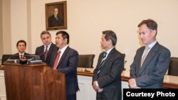 Tiến sĩ luật Cù Huy Hà Vũ phát biểu trong cuộc họp báo hôm 6/5 tại trụ sở Quốc hội Mỹ. (Ảnh: Khải Nguyễn)