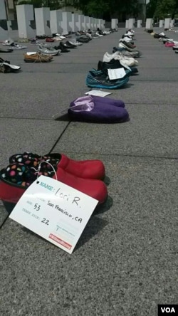 无法前来抗议的患病人士的鞋子。(美国之音乔栈拍摄)