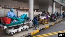 香港医护人员在玛嘉烈医院的急诊室外看护新冠病人。(2022年3月11日)