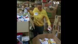 美国志愿者帮助整理、打包运往乌克兰的援助物资  美国志愿者帮助整理、打包运往乌克兰的援助物资