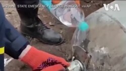 ဒုံးကျည်စနက်တံဖြုတ်နေတဲ့ ယူကရိန်းလုပ်သားတဦး
 ဒုံးကျည်စနက်တံဖြုတ်နေတဲ့ ယူကရိန်းလုပ်သားတဦး