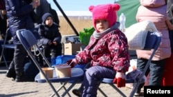 两岁的乌克兰小女孩在逃离哈尔科夫的俄军战火后在波兰的一处入境路卡处吃饭。(2022年3月11日)