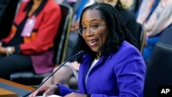 2022年3月21日，拜登总统提名的最高法院大法官人选凯坦吉·布朗·杰克逊在她的确认听证会上发言。（美联社）