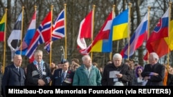 资料照:来自乌克兰的鲍里斯·罗曼琴科(右二)和其他五名前二战德国纳粹集中营的幸存者在德国魏玛的布痕瓦尔德集中营纪念馆前。(2015年4月19日)