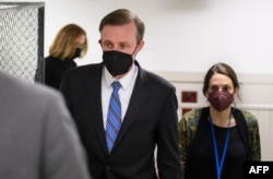 白宫国家安全顾问沙利文在国会对参议员们说明俄乌局势后离开国会。(2022年2月14日)