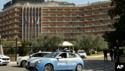 美国白宫国家安全顾问沙利文与中共中央政治局委员、中共中央外事办主任杨洁篪在意大利罗马的Cavalieri希尔顿酒店就乌克兰局势举行会谈。(2022年3月14日)