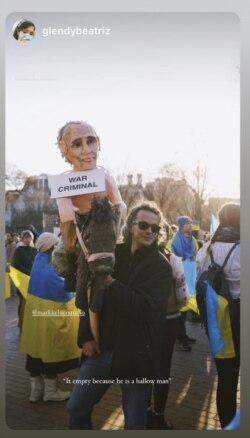 俄裔视觉艺术家凯尔纳(Mark Kelner)带着自己制作的普丁版皮纳塔到白宫附近游行,谴责俄罗斯入侵乌克兰。(照片来源:凯尔纳提供)