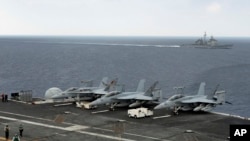 参加在印度南部港口金奈附近海域举行的印美日联合军演的美国“西奥多·罗斯福”号航空母舰。附近为美国海军"诺曼底"号导弹巡洋舰。(2015年10月17日)