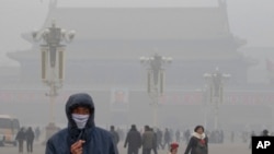 一名男子带着口罩行走在雾霭下的天安门广场(资料照片)