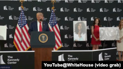 2025年8月13日,特朗普总统宣布了自他就任肯尼迪表演艺术中心董事会新任主席以来首批年度肯尼迪中心表演艺术奖项的获奖者名单。