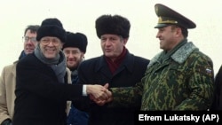 资料照片:美(左)、乌(中)、俄三国国防部长在基辅附近一处军事基地共同见证该地的一处核弹发射井被销毁。(1996年1月5日)