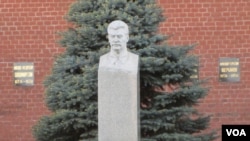 莫斯科红场克里姆林宫墙外的斯大林墓。(美国之音白桦拍摄)