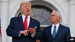 在安全简报会之前,美国总统川普在副总统彭斯的陪同下在位于新泽西州的高尔夫球俱乐部会同记者谈话。(2017年8月10日)