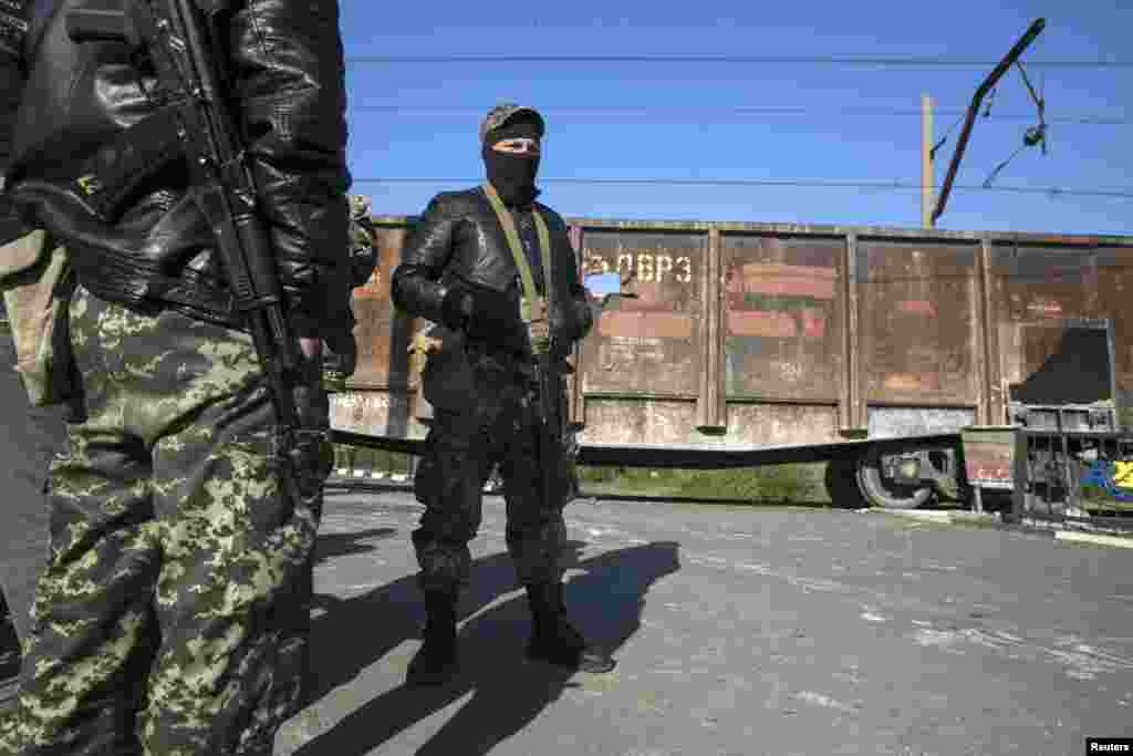 Dân quân vũ trang thân Nga canh gác tại một chốt kiểm soát trên đường rầy xe lửa gần thị trấn Slaviansk, miền đông Ukraine, ngày 6/5/2014.